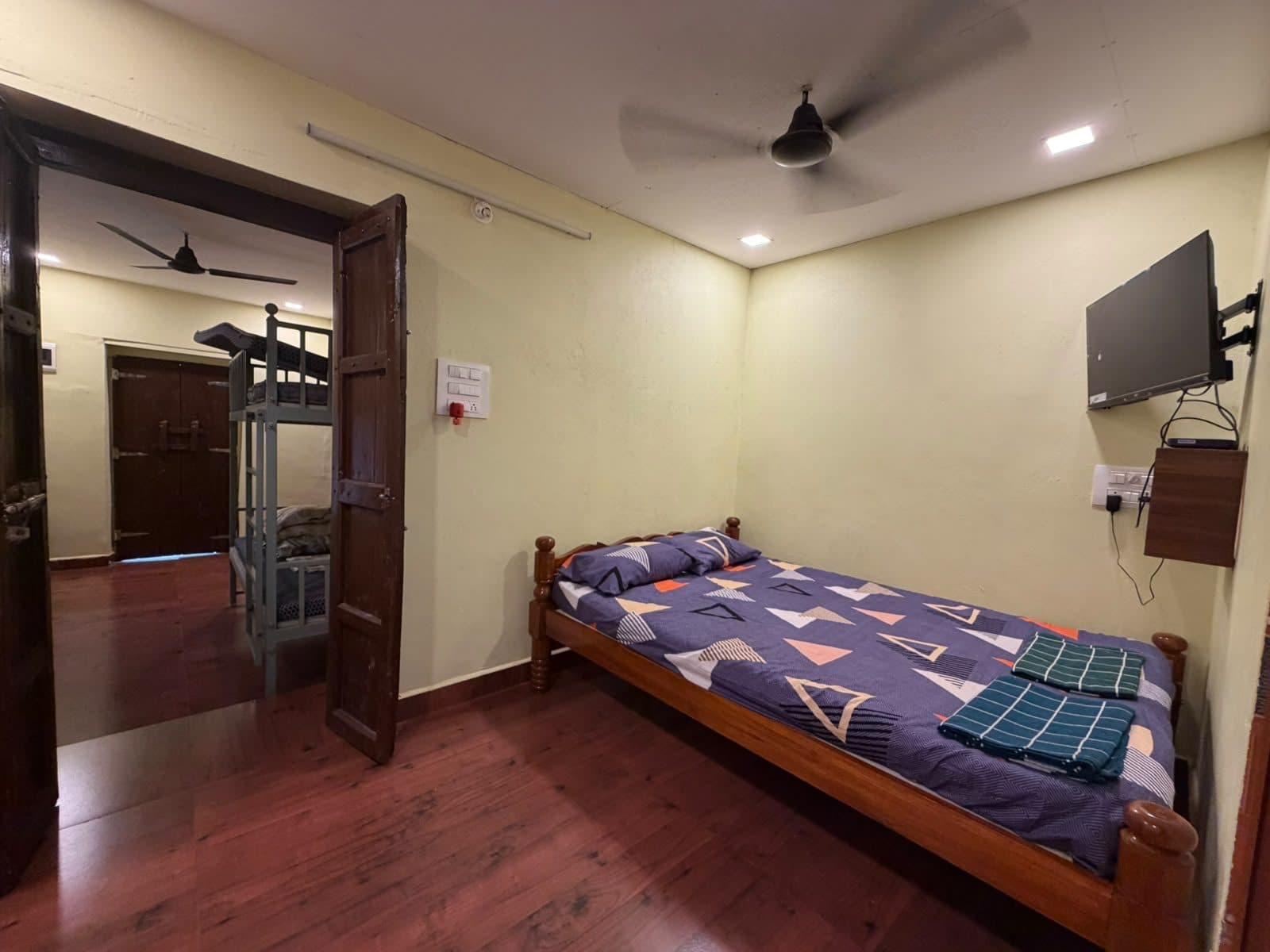 Double room with TV and view to the adjoining room
