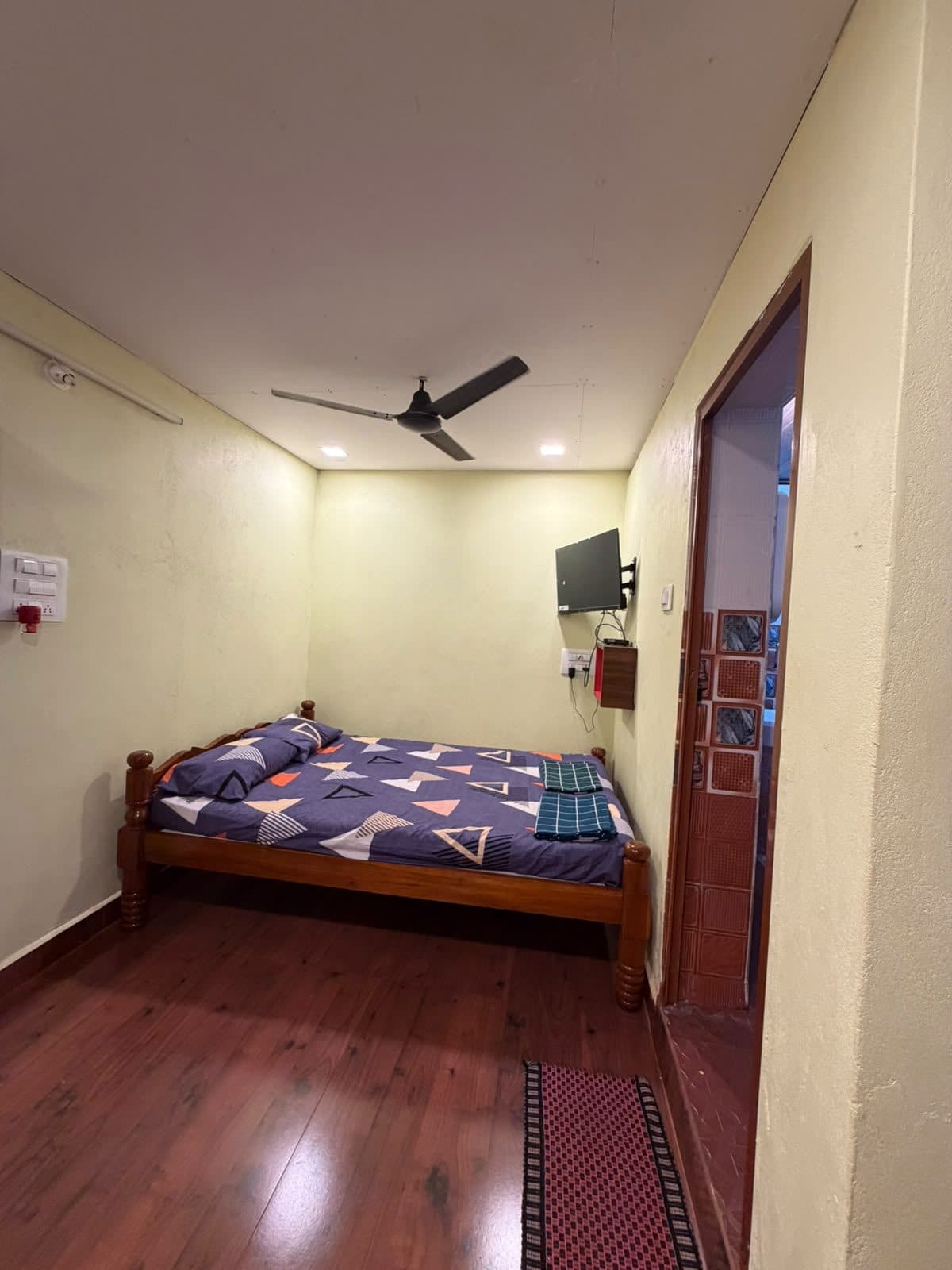 Double room with wall-mounted TV and attached bathroom