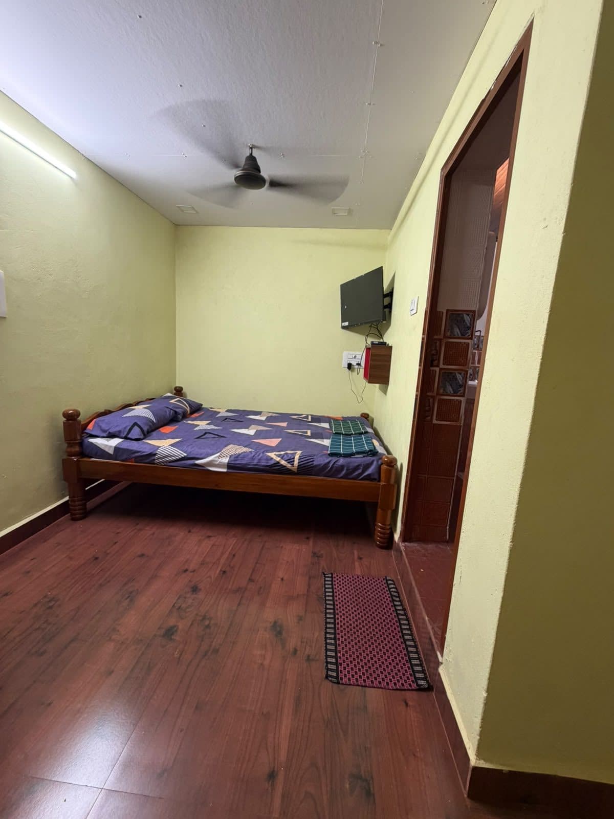 Double room with window and ceiling fan